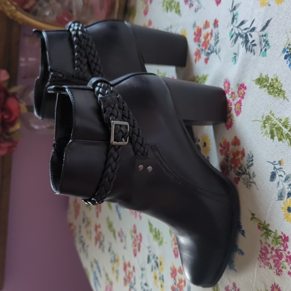 American Eagle Black Chunky Heel Ankle Booties - Picture 4 of 14